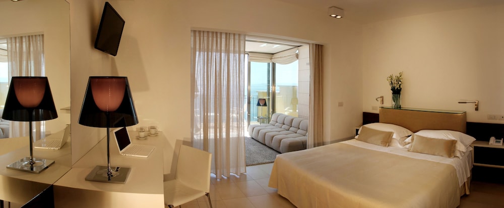 Deluxe Studio with Balcony  Sea View and Etna View (90 meters from the main building) - Photo 2