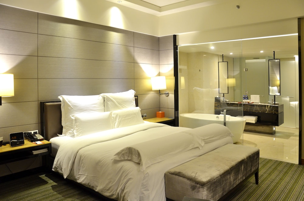 Deluxe Suite, 1 King Bed - Photo 4