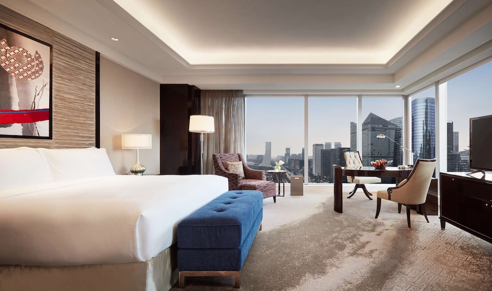 Deluxe Room, 1 King Bed, Non Smoking, City View (Corner-window)