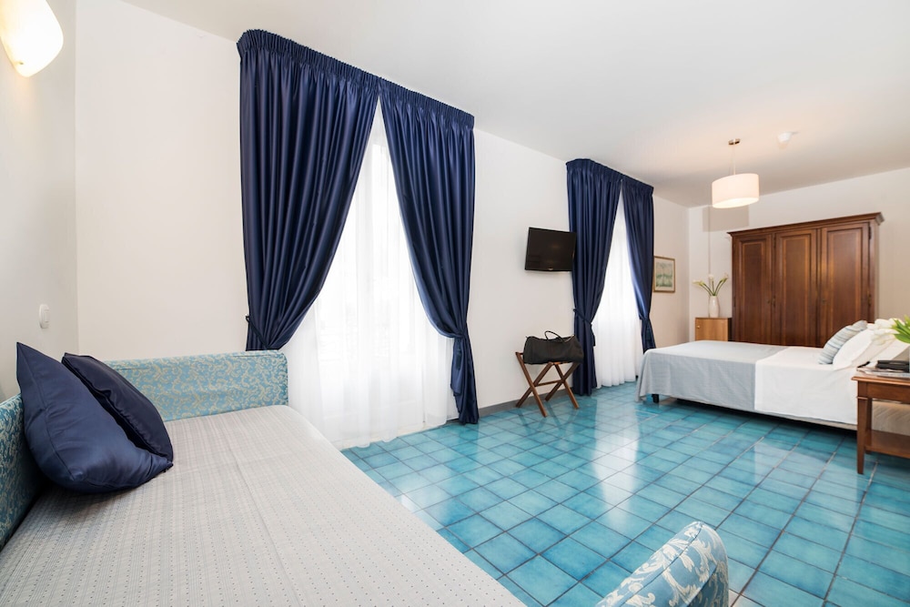 Deluxe Room, Partial Sea View - Photo 7
