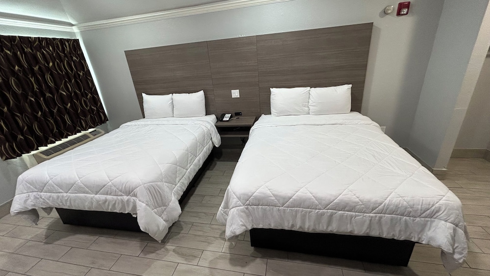 Room, 2 Queen Beds, Smoking - Photo 1