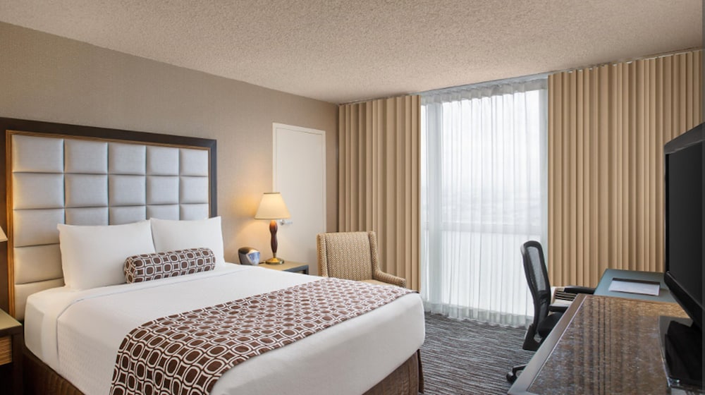 Standard Room, 1 Queen Bed, Refrigerator - Photo 2