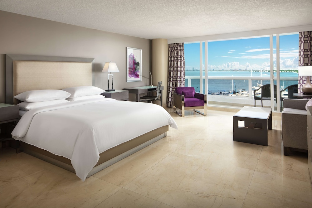 Junior Suite, 1 King Bed, Balcony, Bay View (Full)