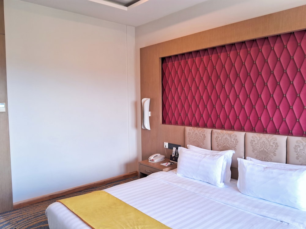 Deluxe Room, 1 King Bed, Balcony photo 1