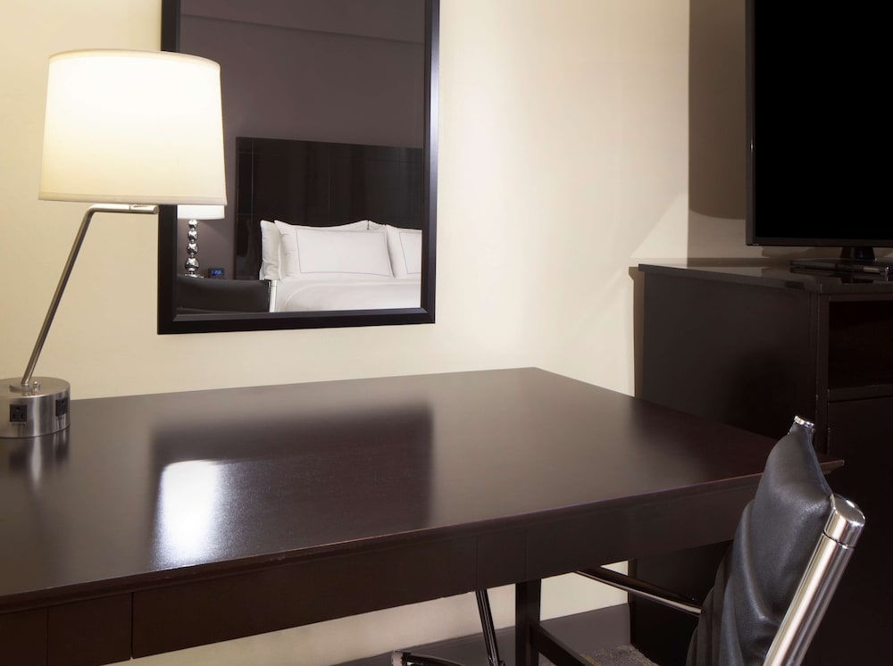 Deluxe Room, 2 Queen Beds, Accessible, Bathtub - Photo 4