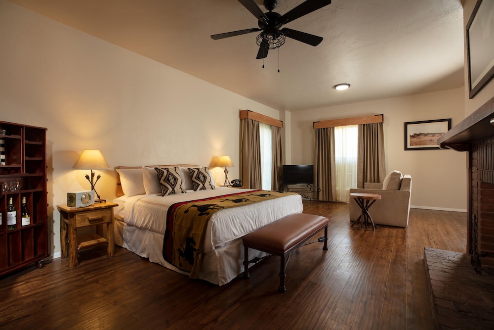 Elite Suite, 1 King Bed with Sofa bed, Pool View