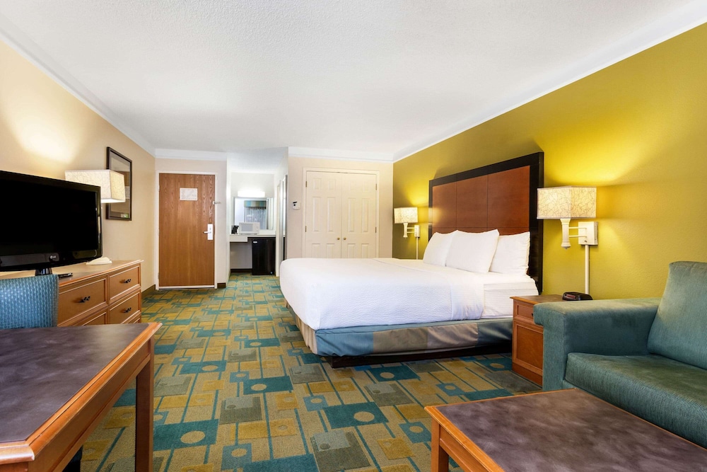 Deluxe Room, 1 King Bed, Non Smoking - Photo 3