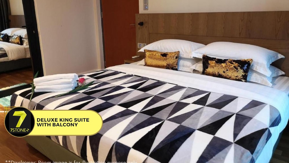 Deluxe King Suite with Balcony - Photo 6