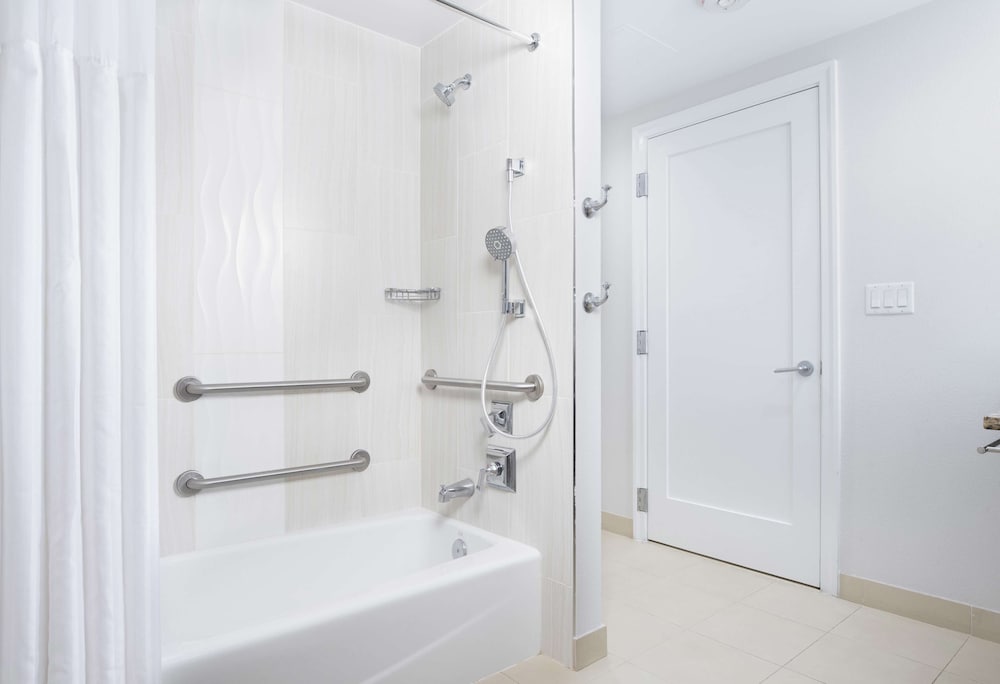 Suite, 1 Bedroom, Accessible, Bathtub (Hearing) thumbnail 6