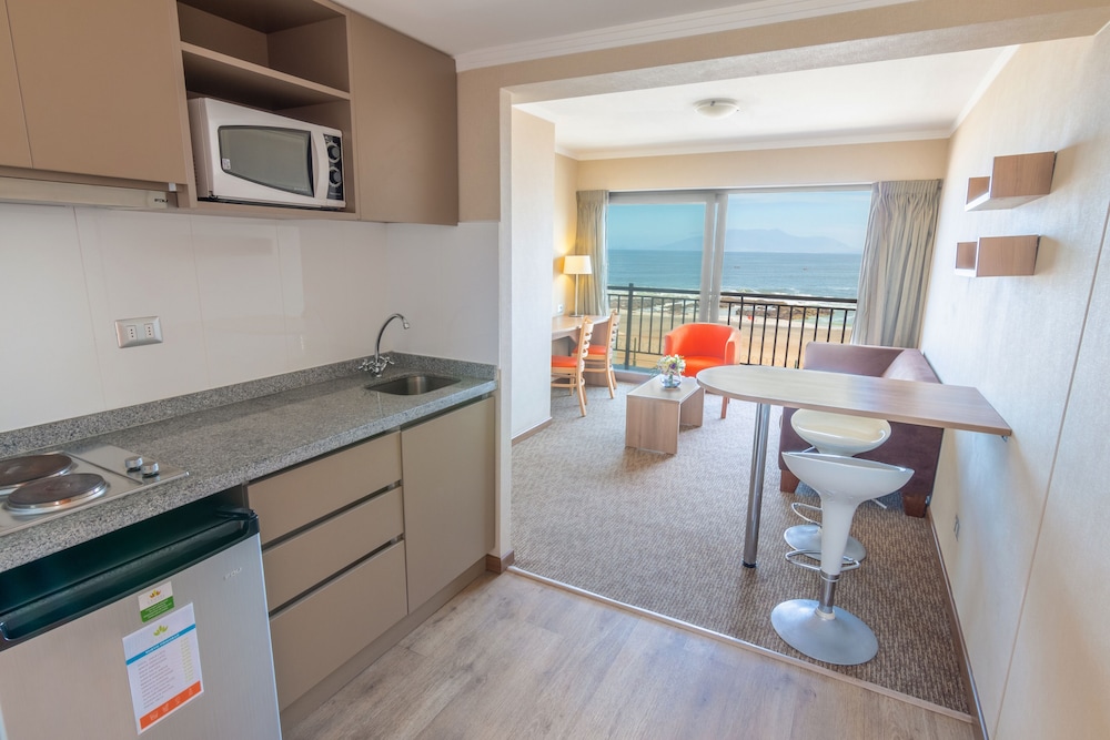 Superior Room, 1 Queen Bed, Balcony, Beach View photo 3