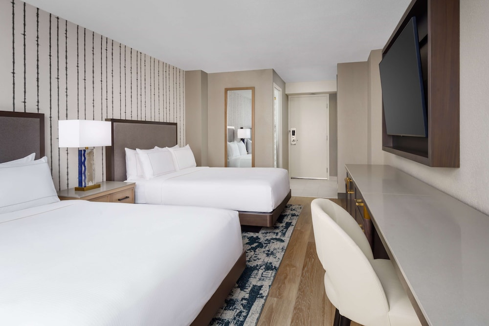 Room, 2 Queen Beds, Accessible, Bathtub - Photo 4