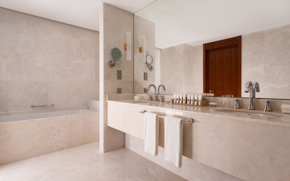 Junior Suite, 1 King Bed, Mountain View (Panoramic) - Photo 5