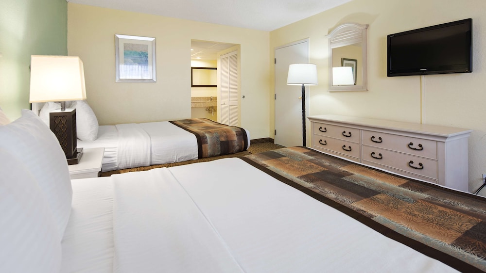 Standard Room, 2 Queen Beds, Refrigerator & Microwave, Poolside - Photo 3