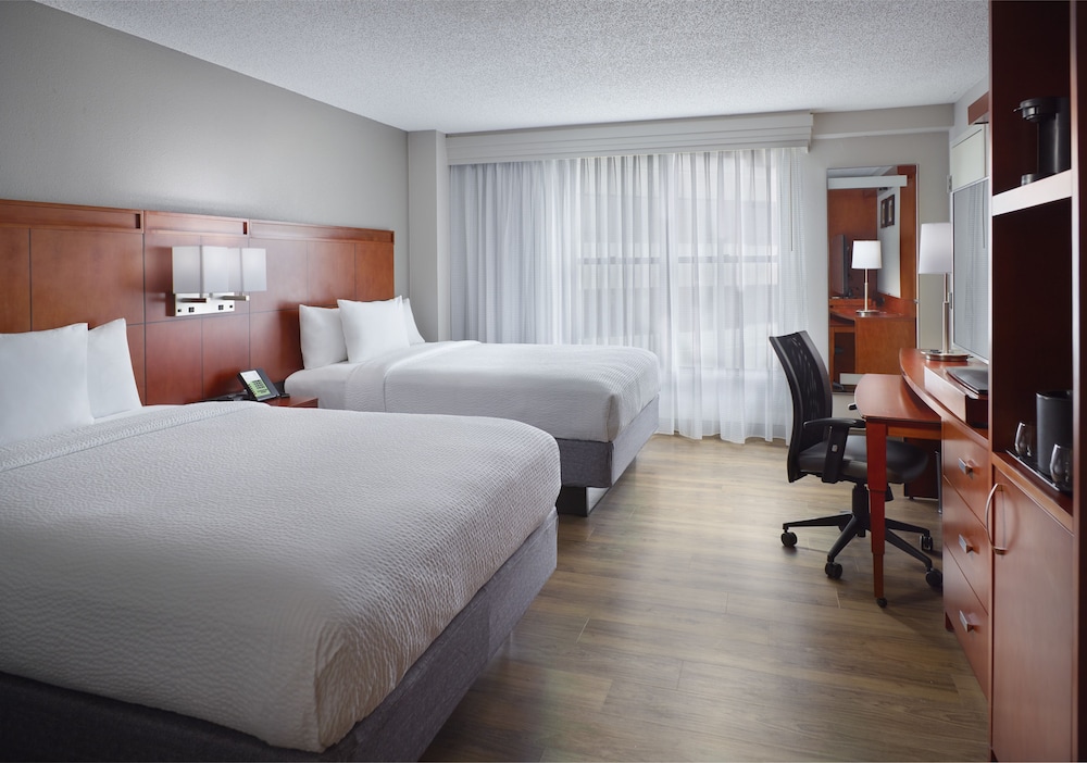 Room, 2 Queen Beds (Mobility/Hearing Access, Roll-In Shwr) - Photo 1