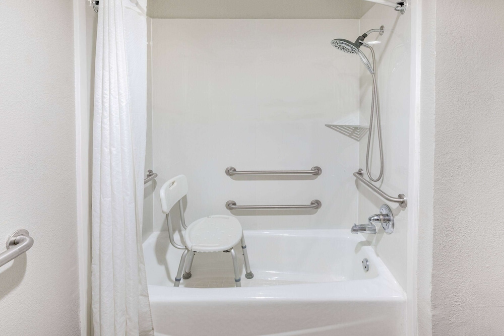 Room, 2 Queen Beds, Accessible, Non Smoking (Mobility,Tub w/Grab Bars) photo 3