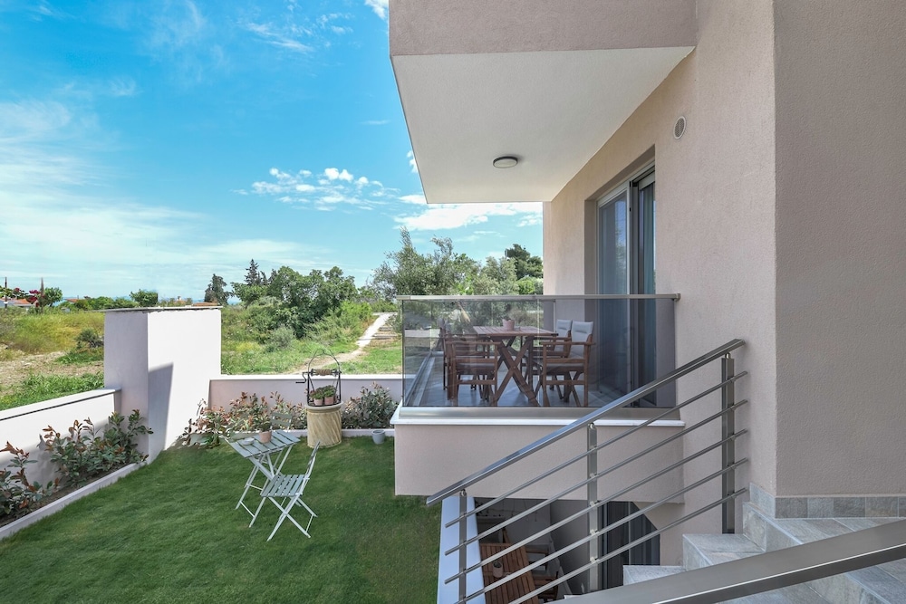 Exclusive Apartment, Garden View