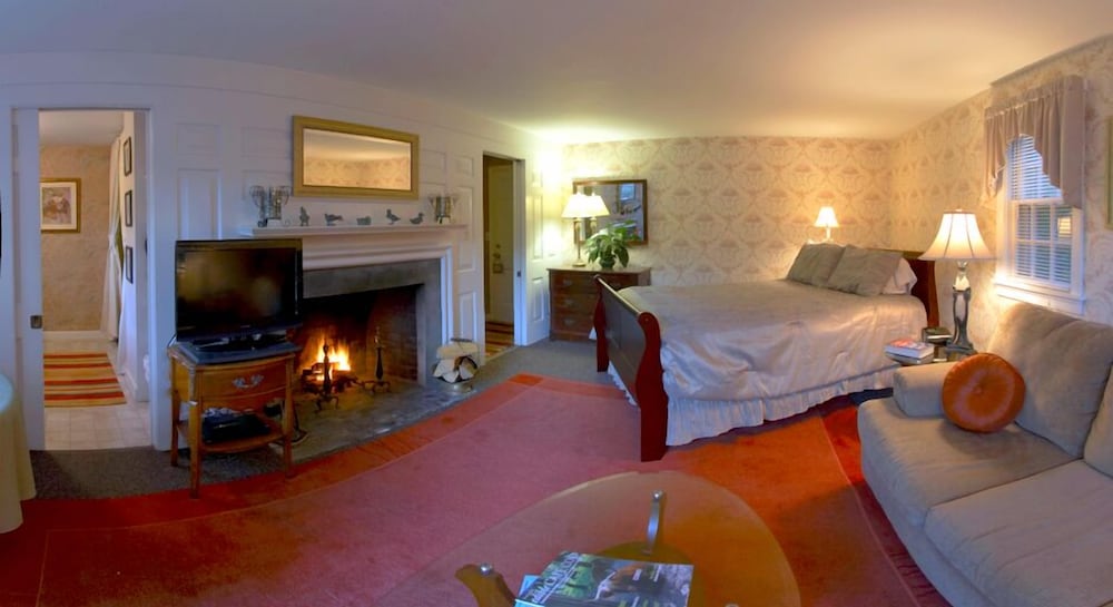 Luxury Suite, 1 Queen Bed, Jetted Tub photo 1