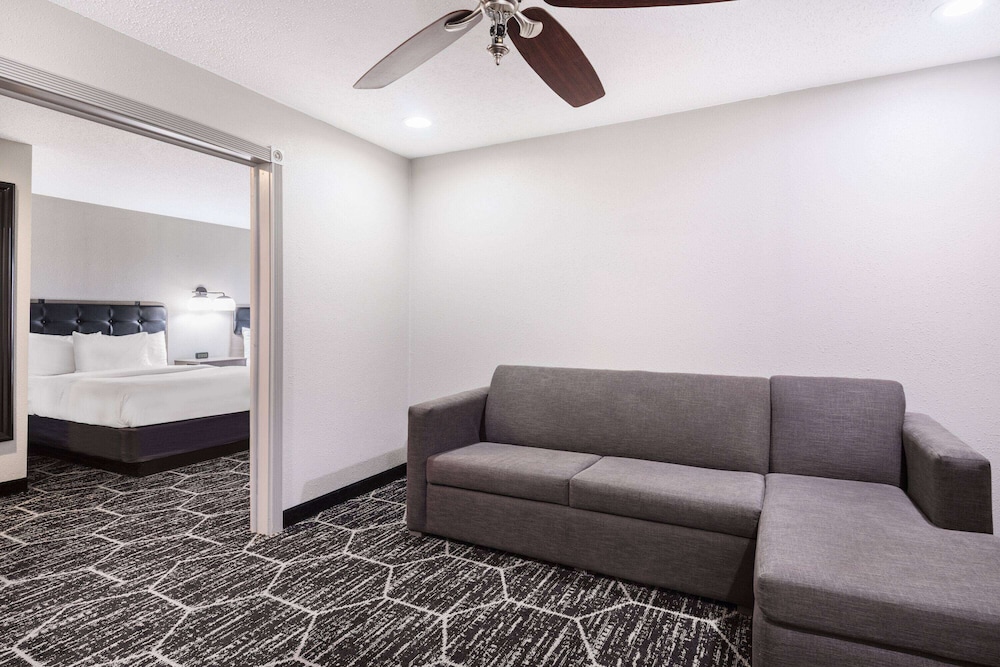 Family Room, 2 Queen Beds, Non Smoking (Deluxe) - Photo 4