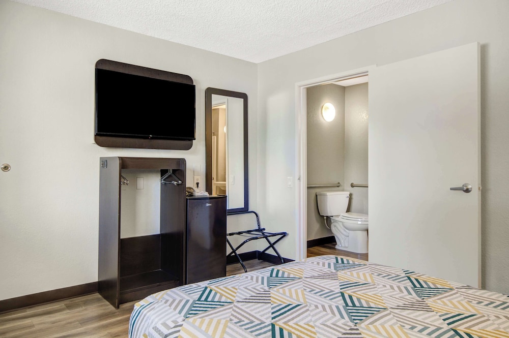 Deluxe Room, 1 Double Bed, Accessible, Non Smoking photo 2