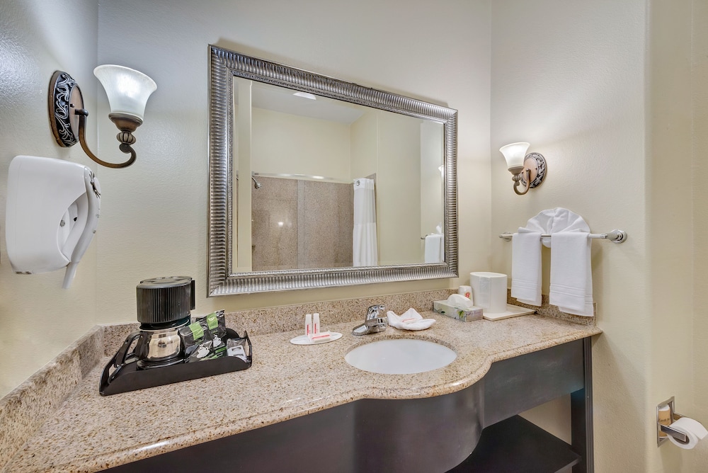 Business Suite, 1 King Bed, Non Smoking - Photo 4
