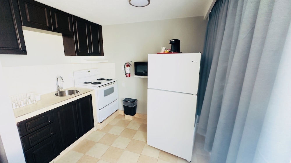 Room, Non Smoking, Kitchenette (2 King Beds) - Photo 7