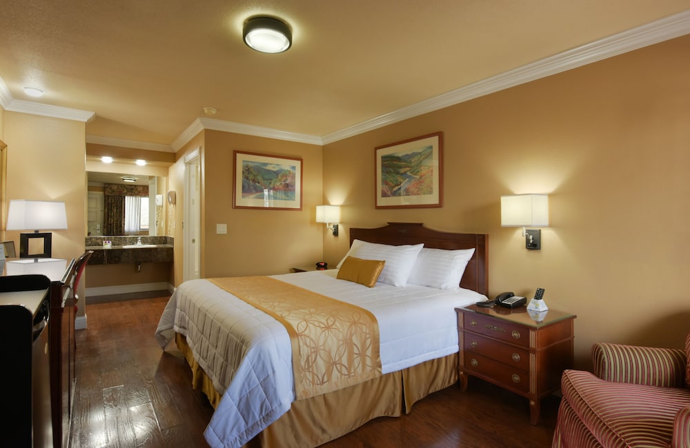 Deluxe Room, 1 King Bed, Accessible