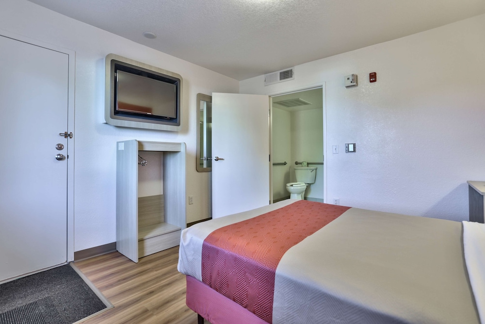 Standard Room, 1 Double Bed, Smoking photo 2