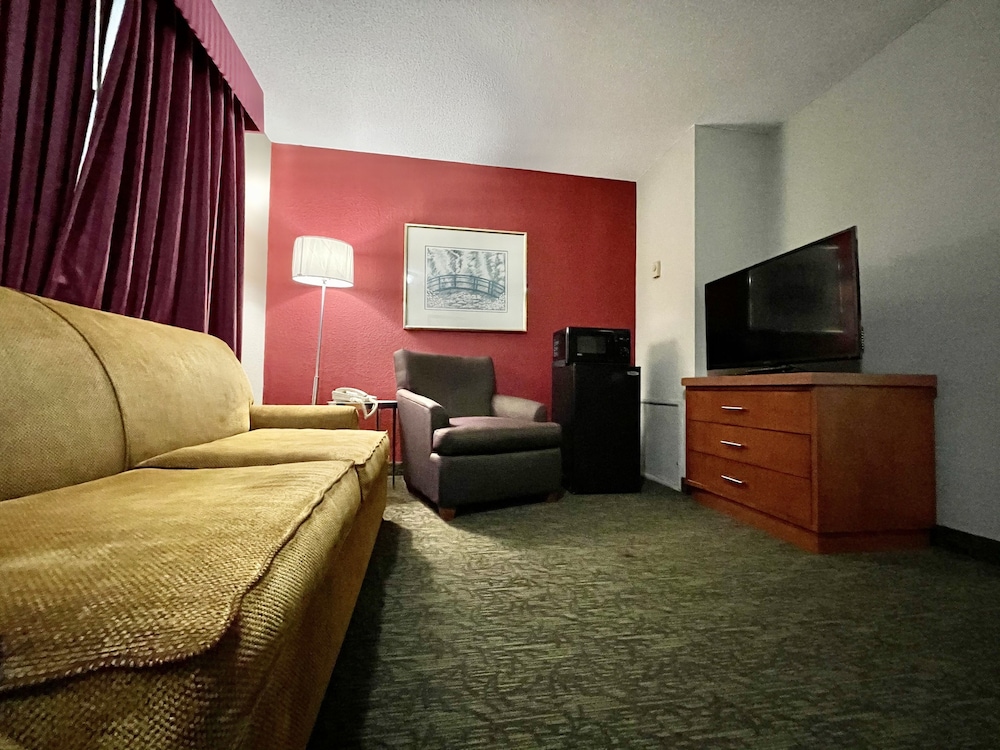 Business Suite, 1 Queen Bed, Non Smoking, Refrigerator & Microwave photo 1