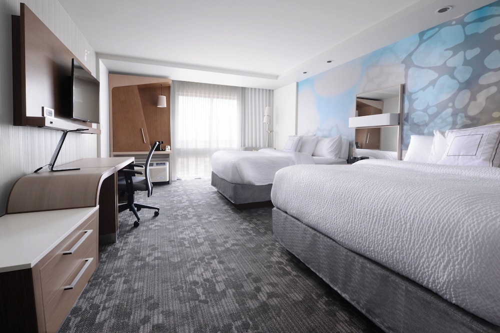 Room, 2 Queen Beds (Mobility/Hearing Access, Roll-in Shwr) photo 3