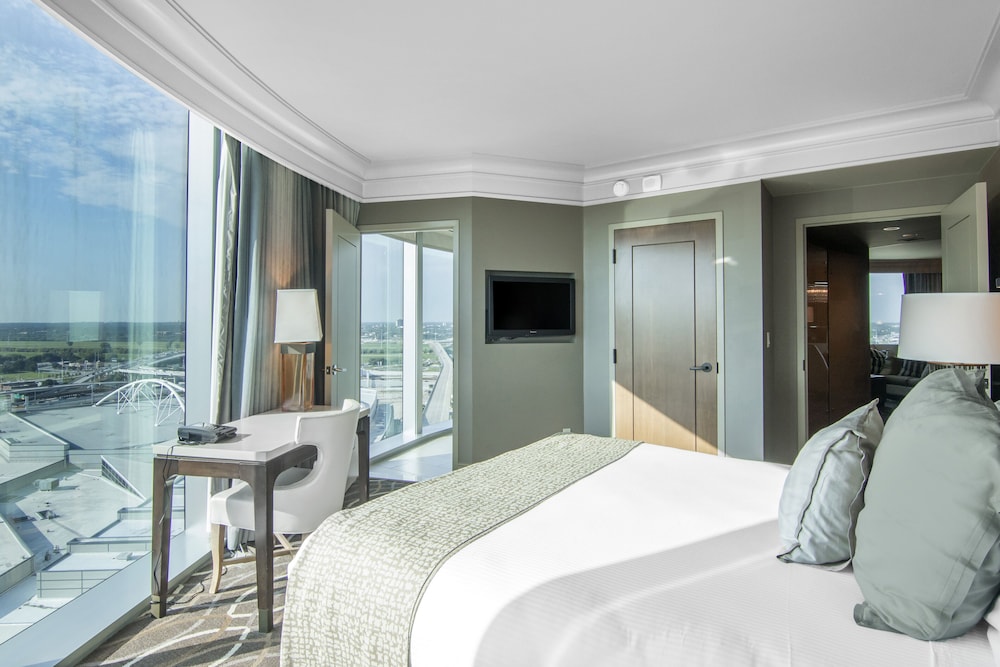 Luxury Suite, 1 King Bed, Corner - Photo 5