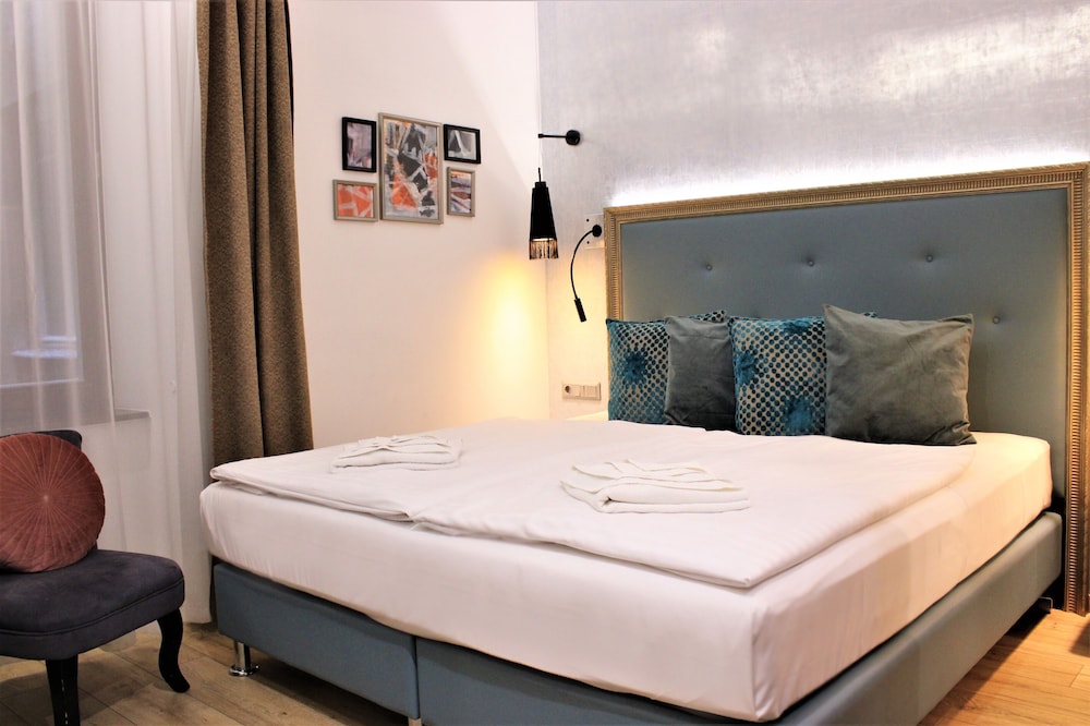 Comfort Double Room with Small Window