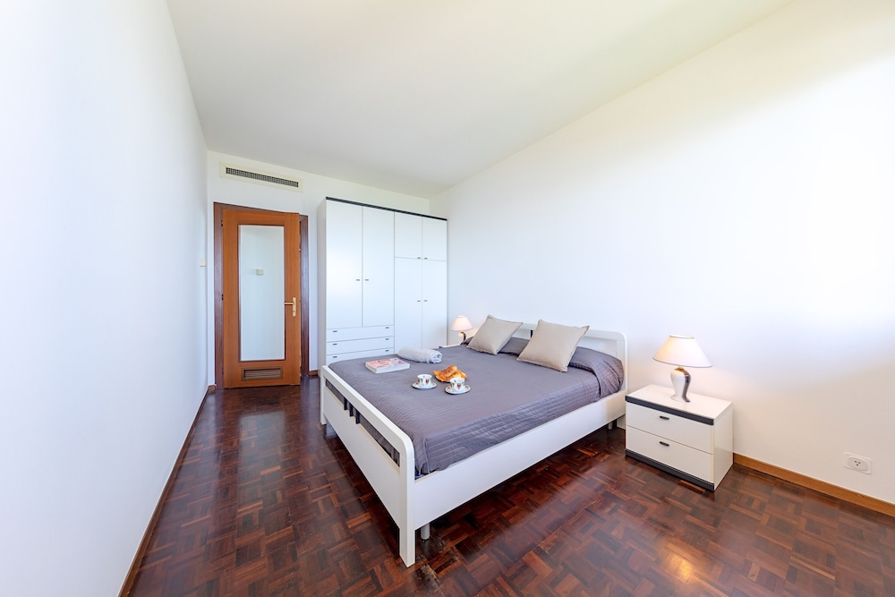 Apartment, Lake View