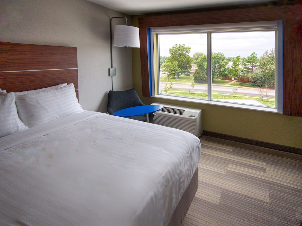 Standard Room, 1 King Bed, Accessible (Communications)