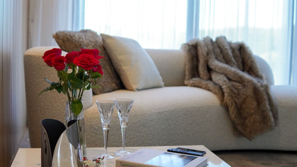 Signature Studio Suite, 1 King Bed photo 2