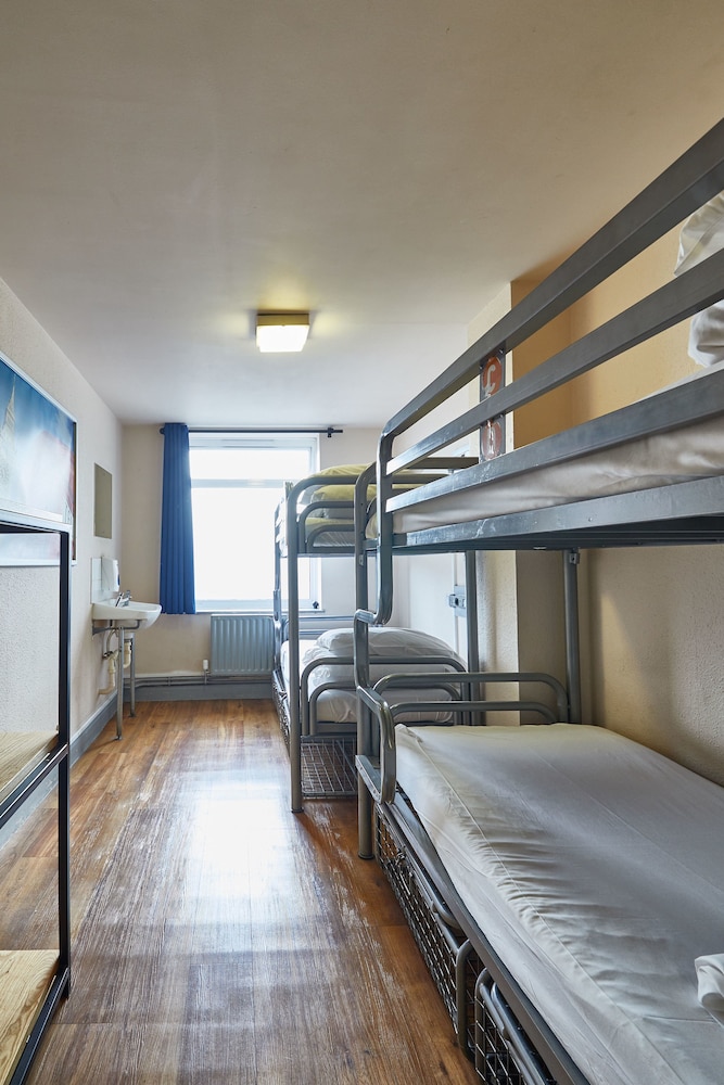 Private 6 Bed Dorm with Shared Bathroom photo 2