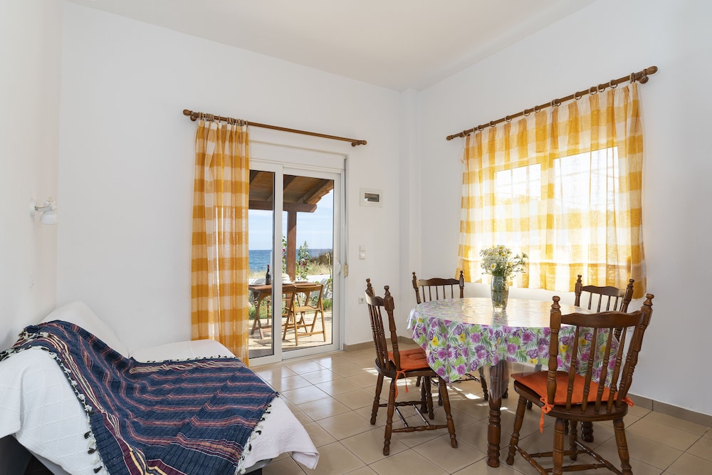 Family Quadruple Room, 1 Queen Bed with Sofa bed, Sea View, Beachside photo 3