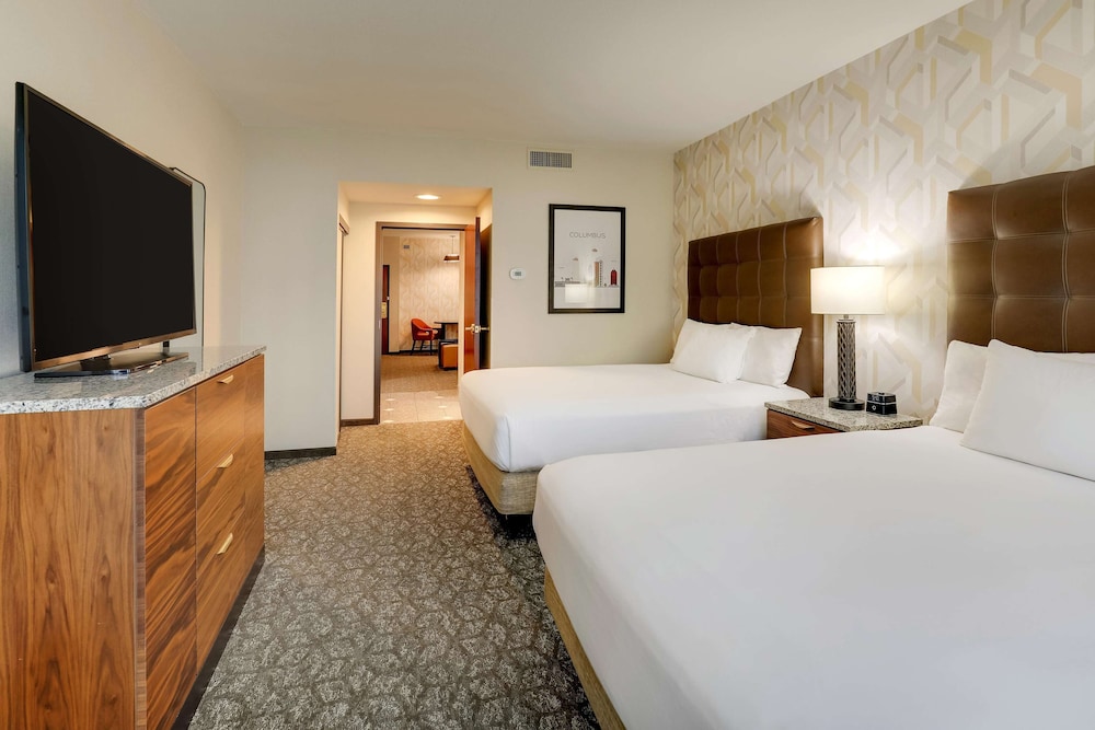 Suite, 2 Queen Beds, Refrigerator & Microwave (2 Rooms, Sofabed) photo 3