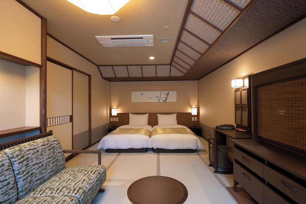 Hollywood Twin Room 35sq, Non Smoking, Road side, with Hot Spring Bath - Photo 1