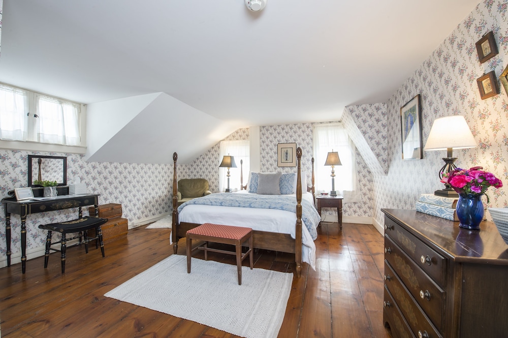 The Mt. Everett Room, 1 Queen Bed photo 2