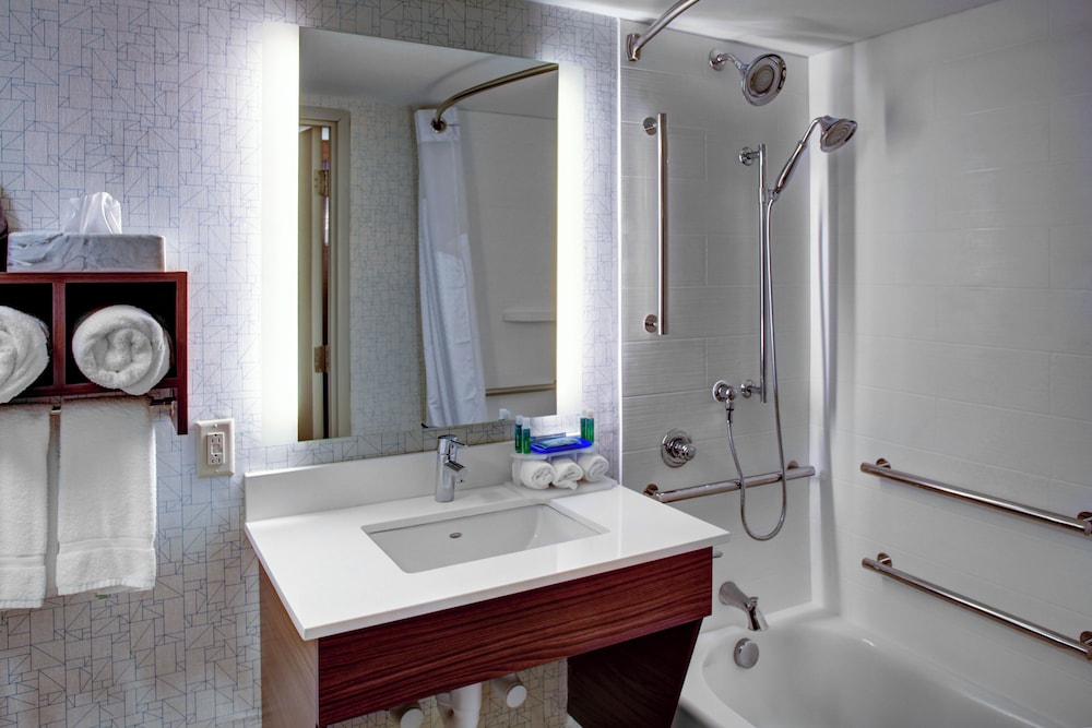 Standard Room, 1 King Bed, Transfer Shower (Communications, Mobility) - Photo 5