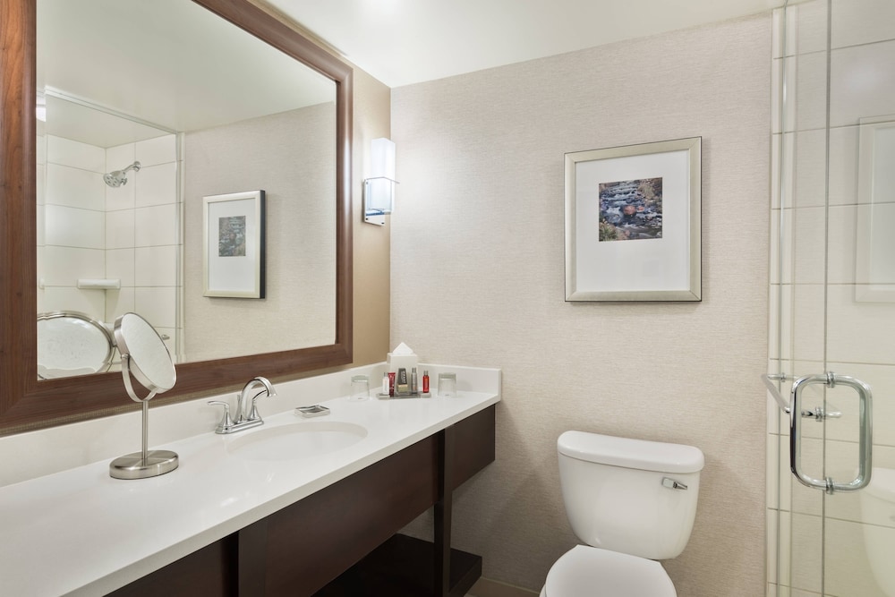 Premium Room, 1 King Bed, Corner - Photo 5