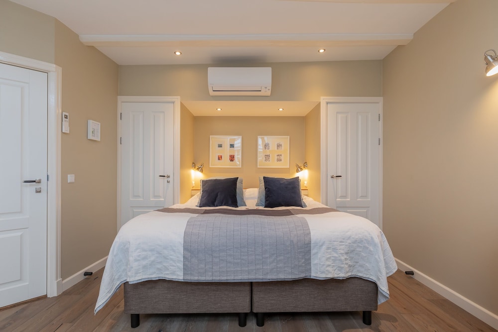 Superior Suite, 1 King Bed photo 2