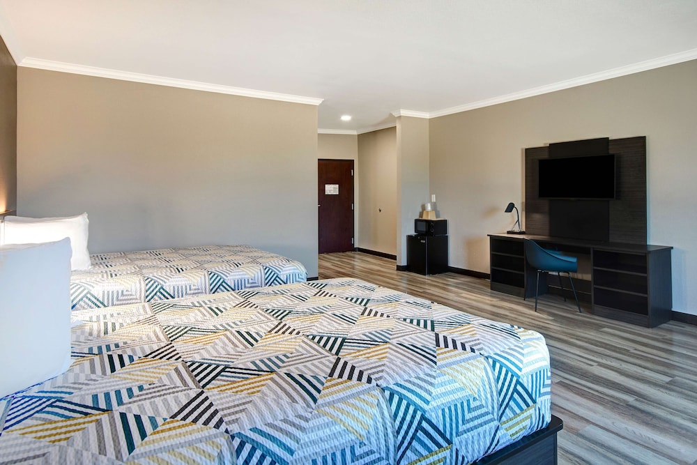 Deluxe Suite, 2 Queen Beds, Non Smoking, Refrigerator & Microwave - Photo 3