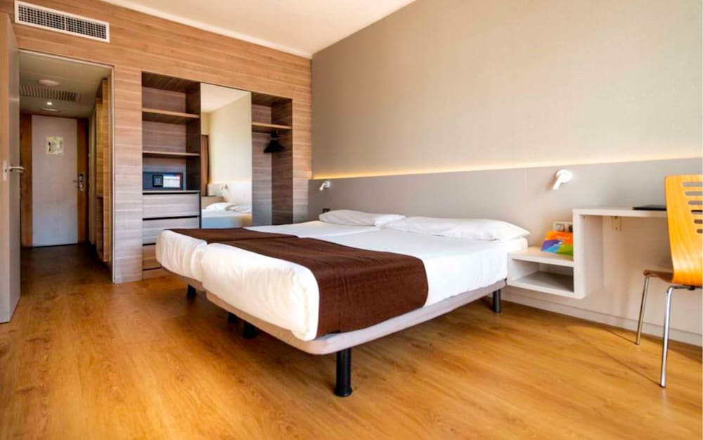 Classic Twin Room, Mountain View thumbnail 5