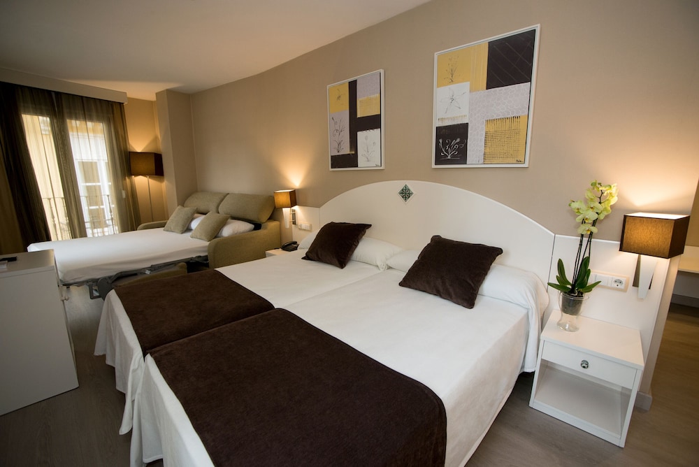 Quadruple Room (2 adults and 2 children) photo 3