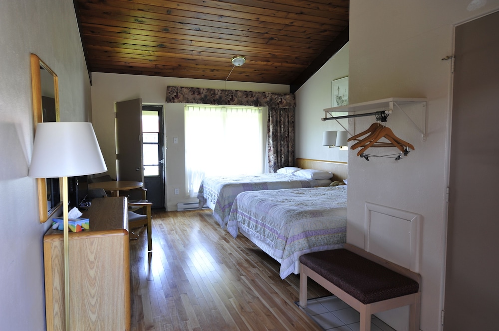 Comfort Suite, Jetted Tub, Poolside