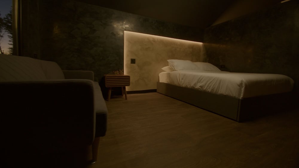 Family Cabin, 2 Queen Beds photo 2
