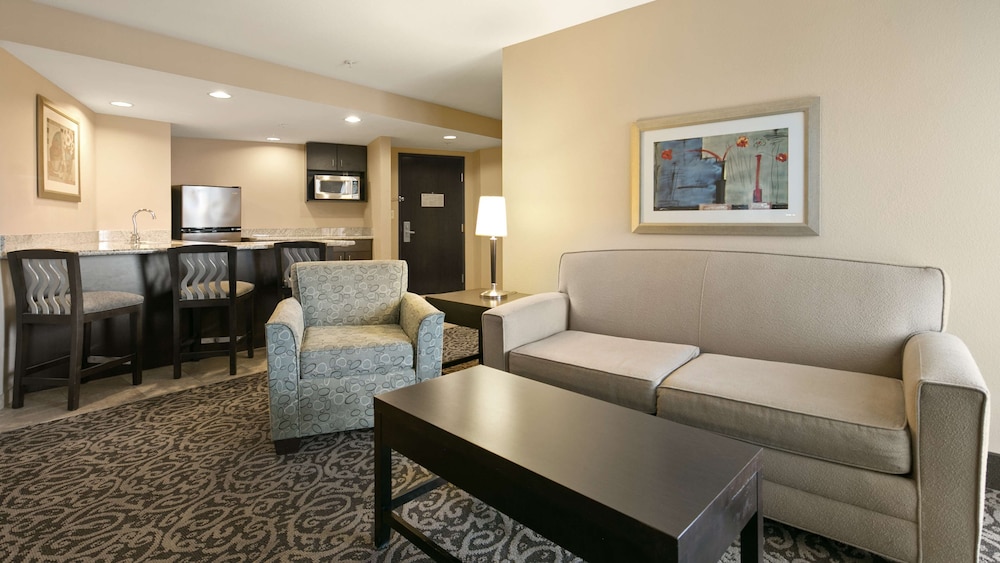 Suite, 1 King Bed, Non Smoking, Jetted Tub - Photo 4