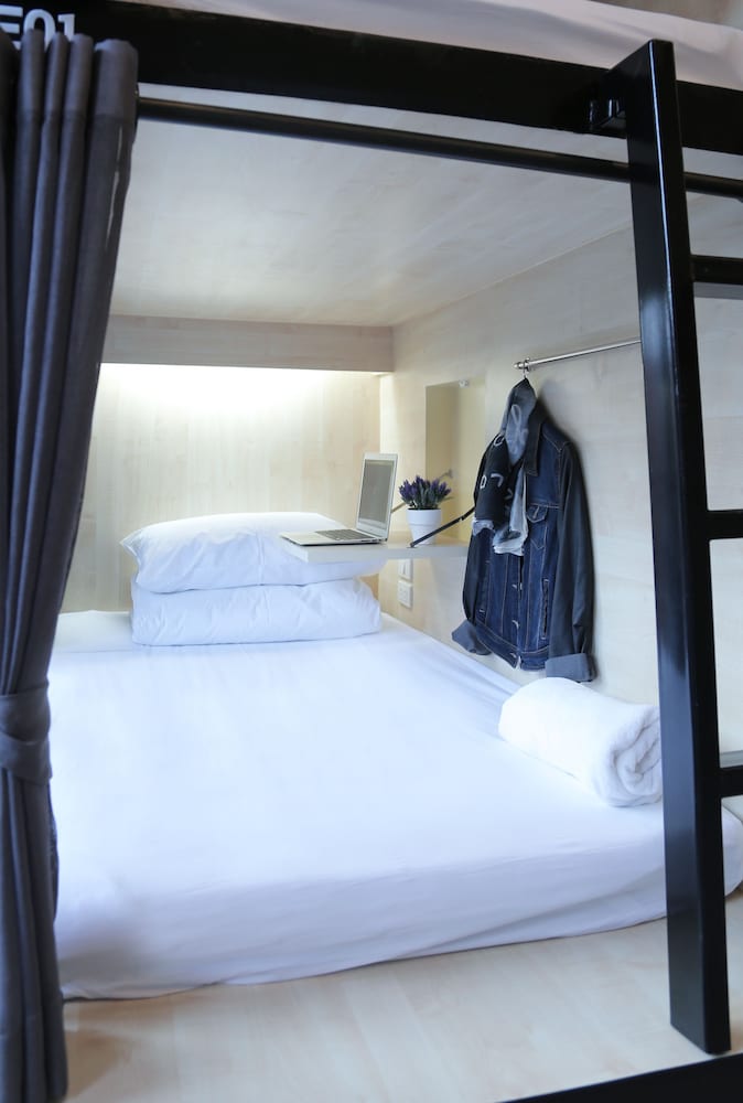4-Bed Mixed Dorm photo 2