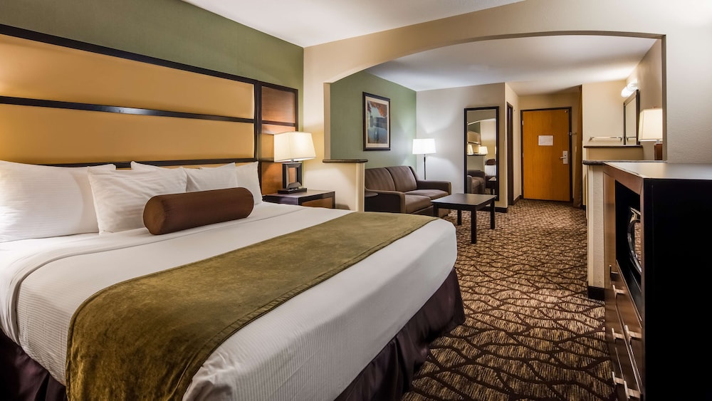 Suite, 1 King Bed, Non Smoking, Refrigerator & Microwave - Photo 1